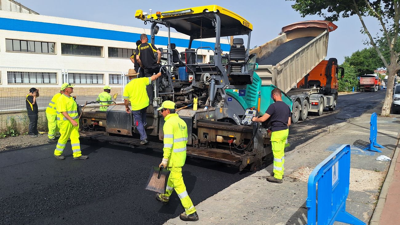 Asfaltado en la calle Varsovia de Alcalá de Henares