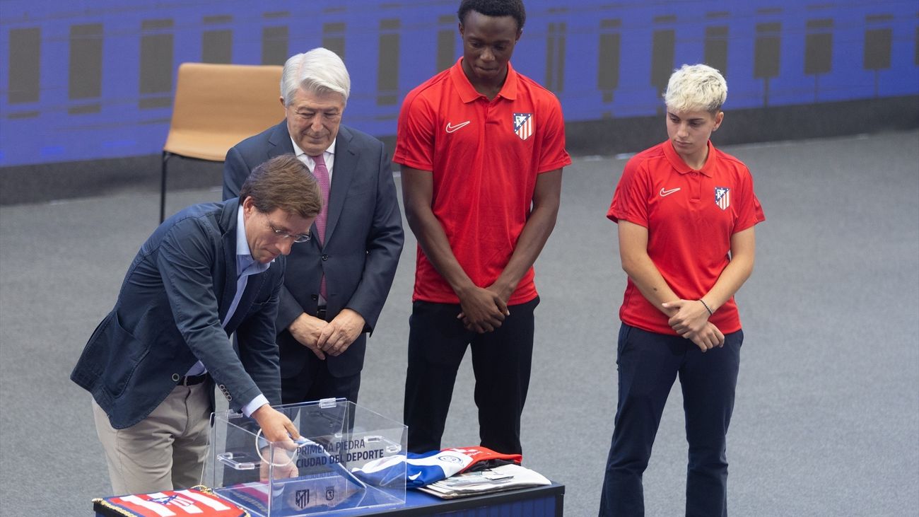 Almeida y Cerezo colocan la primera piedra de la Ciudad del Deporte junto al Metropolitano