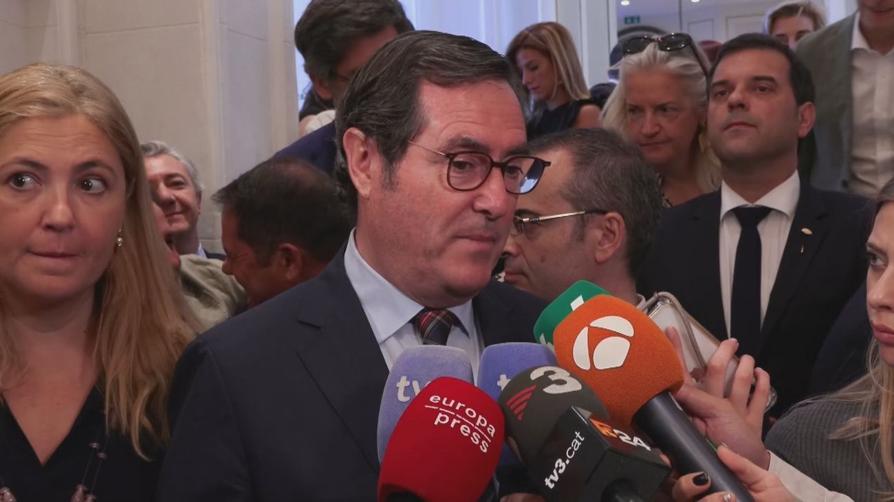 La CEOE acusa al Gobierno de practicar "monólogo" social con la reducción de la jornada laboral