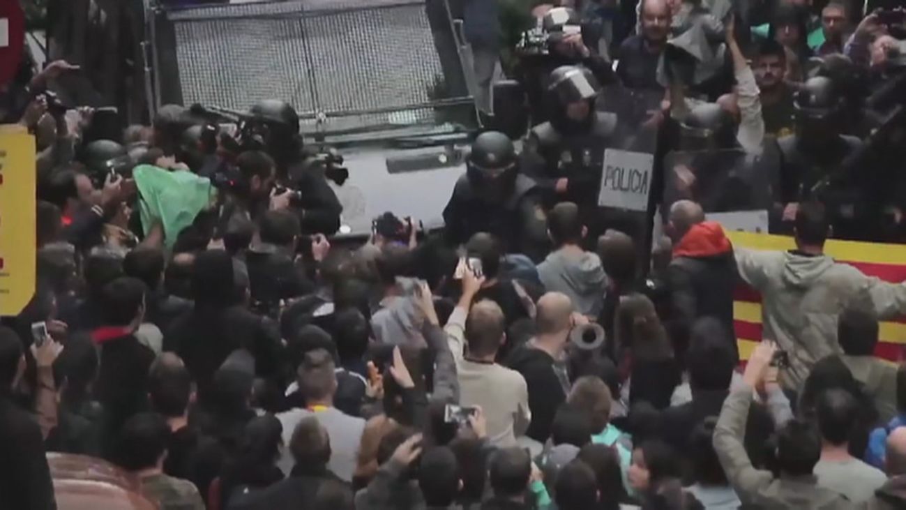 Un juez amnistía a los 46 policías investigados por las cargas del 1-O en Barcelona