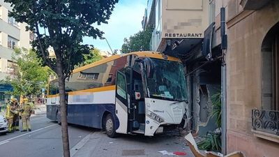 Seis heridos, uno grave, al chocar un autobús contra un hotel en Molins de Rei