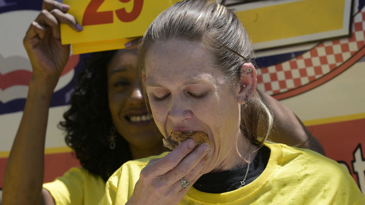 La concursante Molly Schuyler devora una hamburguesa / Efe