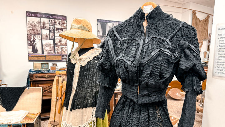 Prendas tradicionales expuestas en el Museo Etnológico y Arqueológico de Manzanares El Real / AYTO MANZANARES EL REAL