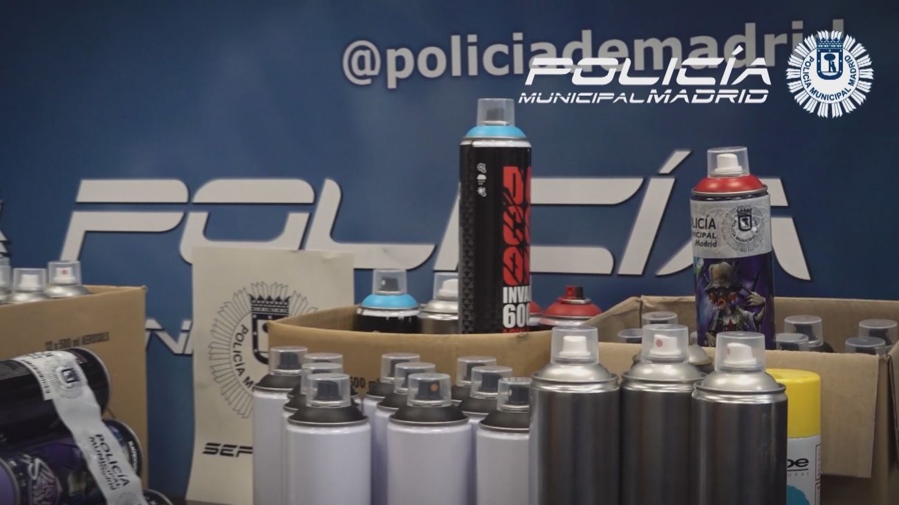 Incautados 152 botes de espray de origen ilícito a 2 grafiteros mientras pintaban en Latina