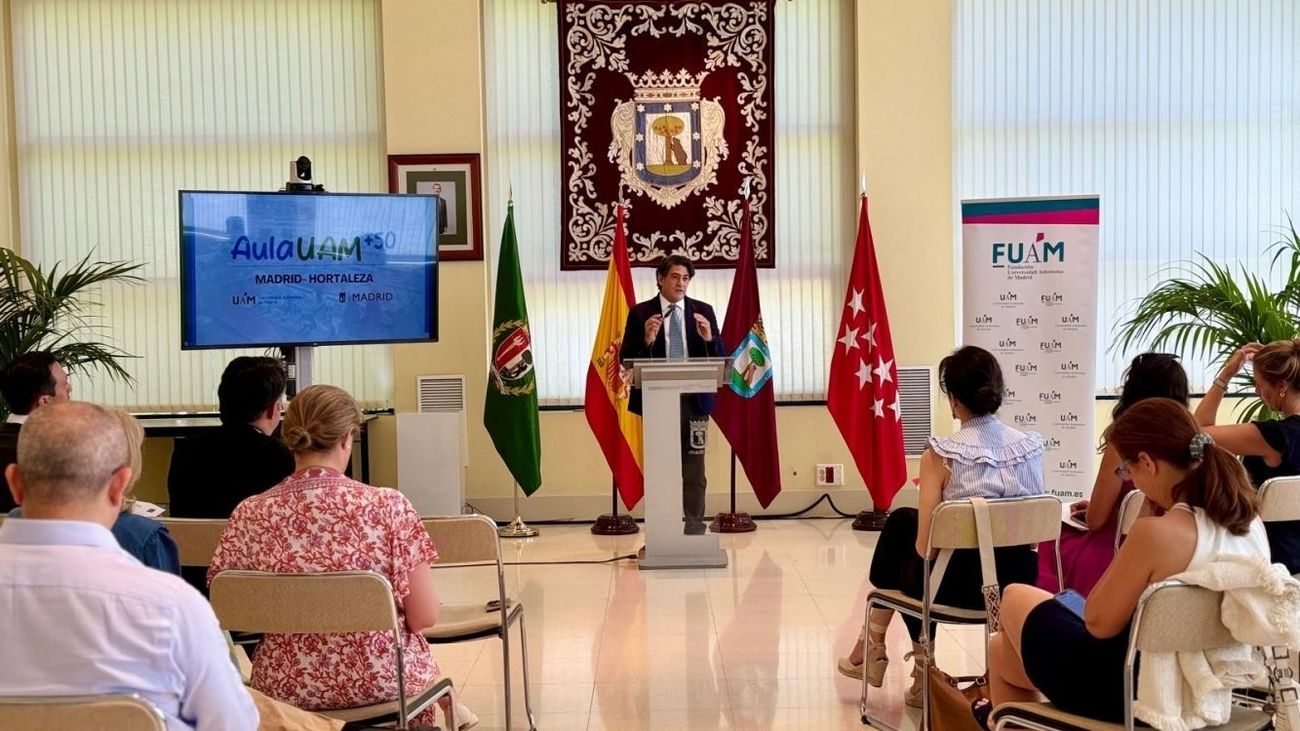 El concejal del distrito de Hortaleza, David Pére, presenta el programa Aula UAM+50