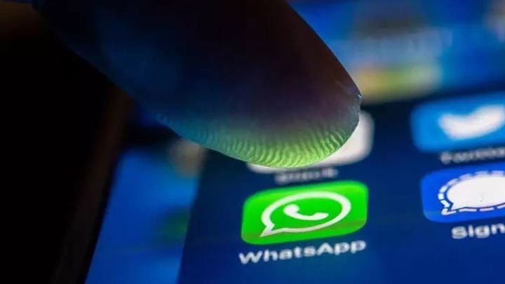 La Policía alerta de los peligros de los grupos de WhatsApp entre adolescentes: ciberacoso, extorsiones y retos peligrosos