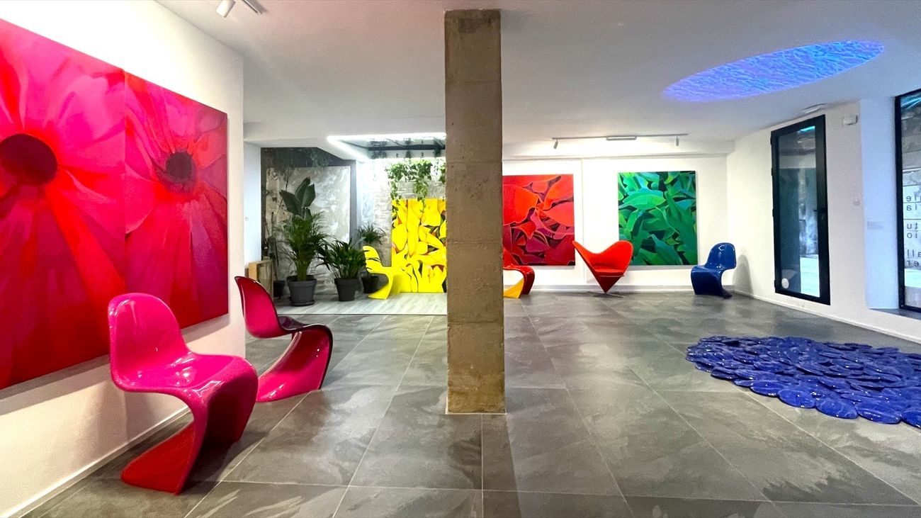 Sillas Pantor Chair duo junto a obra de Lorena García Mateu en la galería CLC Arte