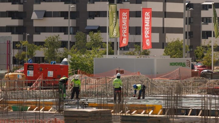 Varios obreros trabajan en la construcción de un edificio / Europa Press