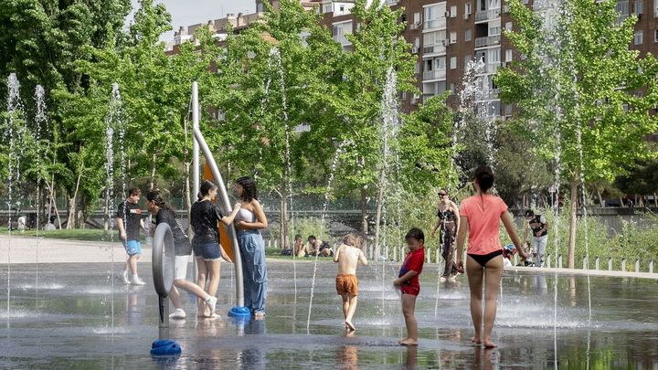 Niños refrescándose en los chorros de la playa de Madrid Río / Redacción