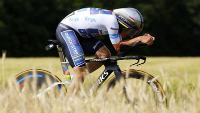 Evenepoel se impone en la crono y recorta diferencias a Pogacar