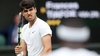 Alcaraz emerge de un naufragio ante Tiafoe