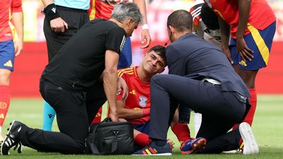 Pedri, lesionado en la rodilla por una dura entrada de Kroos