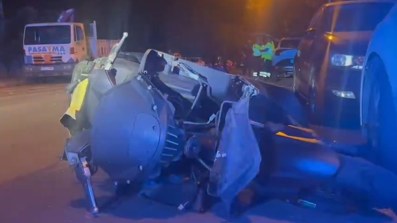 Muere un motorista tras perder el control y chocar contra un camión en Villaverde