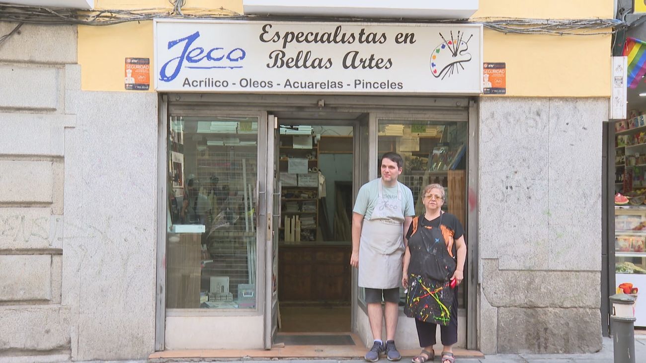 Los últimos comercios supervivientes de Chueca: "Todo está pensado para el turista"