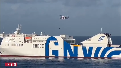 Los primeros 123 pasajeros evacuados del buque Tenacia  llegan al puerto de Valencia