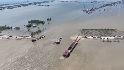 China moviliza más de 700 militares para labores de rescate en Hunan tras la rotura de un dique