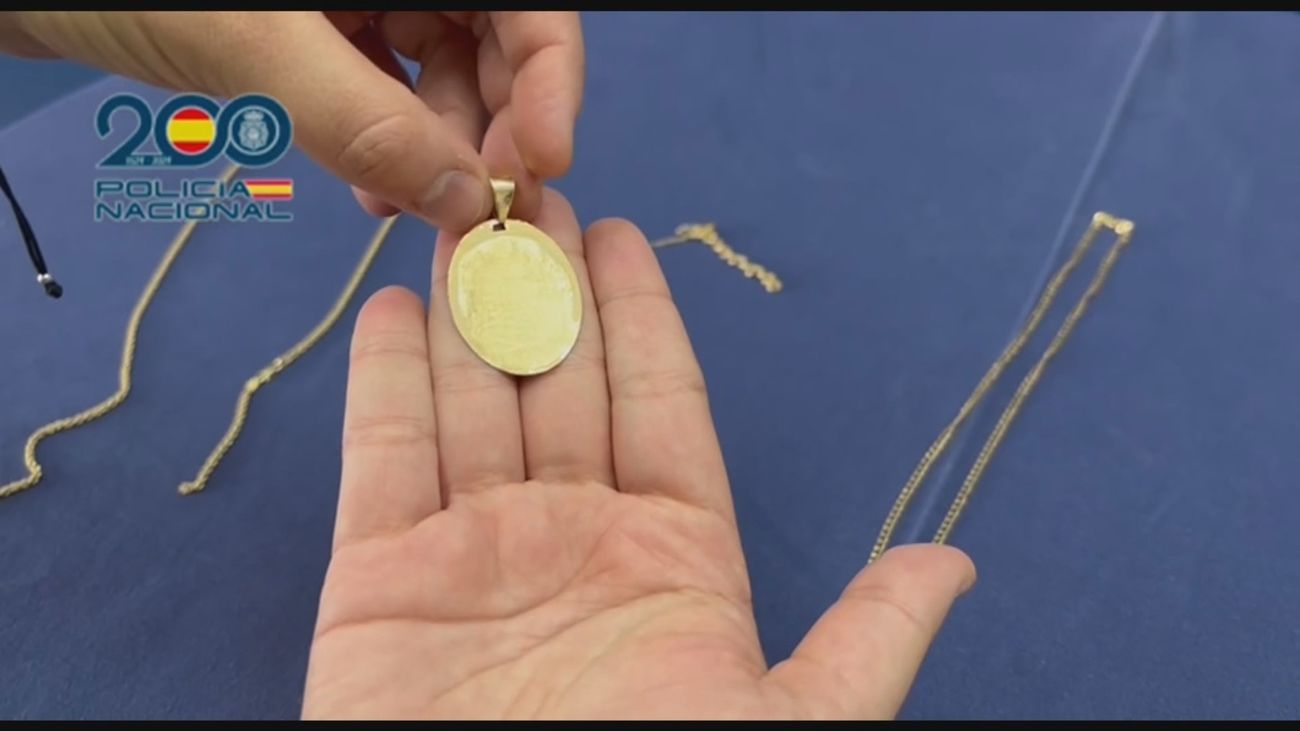 Detenido un peluquero de Leganés que robaba cadenas y colgantes a sus clientes