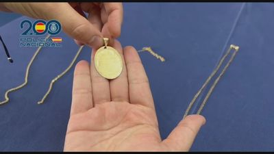 Detenido un peluquero de Leganés que robaba cadenas y colgantes a sus clientes