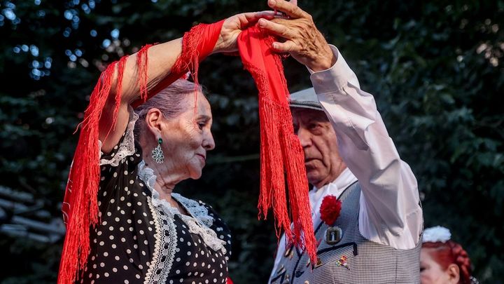 Chulapos bailando el chotis en Madrid
