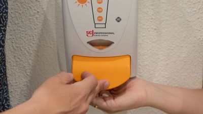 Alcorcón instala dispensadores de crema solar en centros públicos