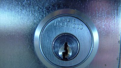 Facturar de 1.400 euros por abrir una puerta: una 'mafia' de cerrajeros que cobran precios abusivos