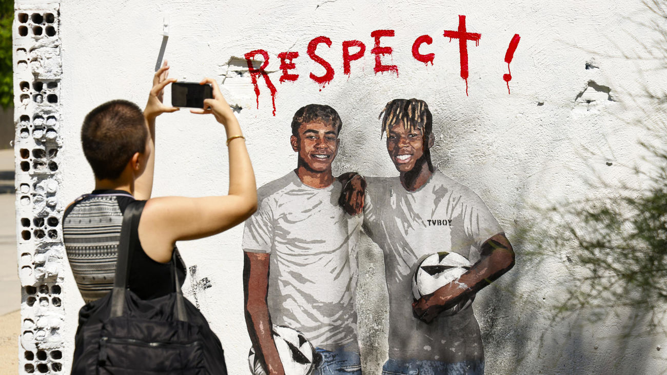 El artista TVBoy pinta un mural pidiendo respeto para Lamine Yamal y Nico Williams