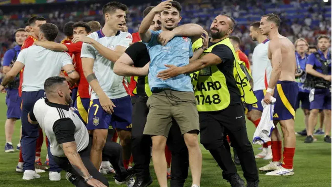 El increíble golpe de un miembro de la seguridad a Morata que casi le lesiona