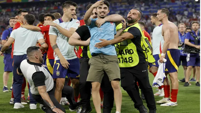 El increíble golpe de un miembro de la seguridad a Morata que casi le lesiona