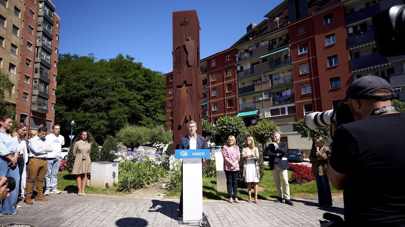 Feijóo dice en Ermua que el PP "está donde debe estar" mientras otros pactan con los "herederos del terror"