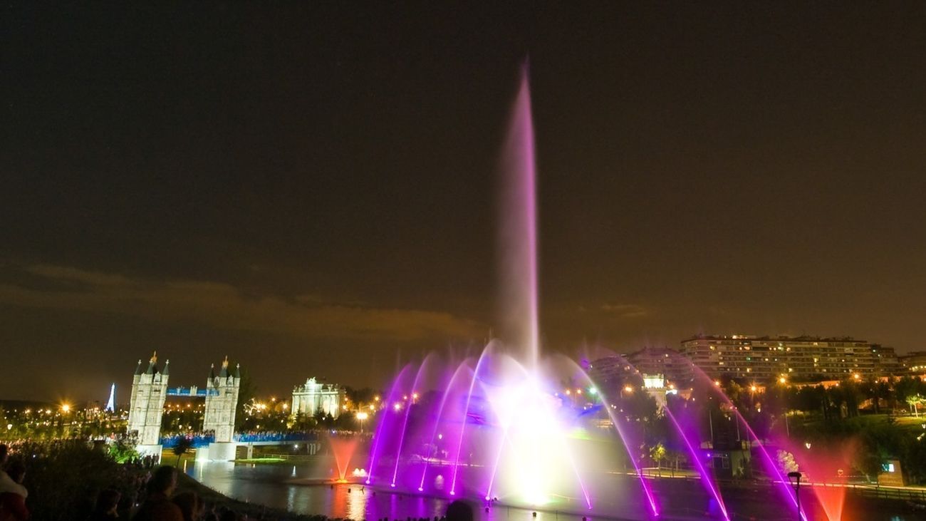 Fuegos artificiales en el espectáculo de luz, sonido y fuego del Parque Europa