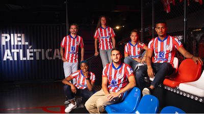 El Atlético de Madrid presenta su nueva camiseta que rinde homenaje al Doblete