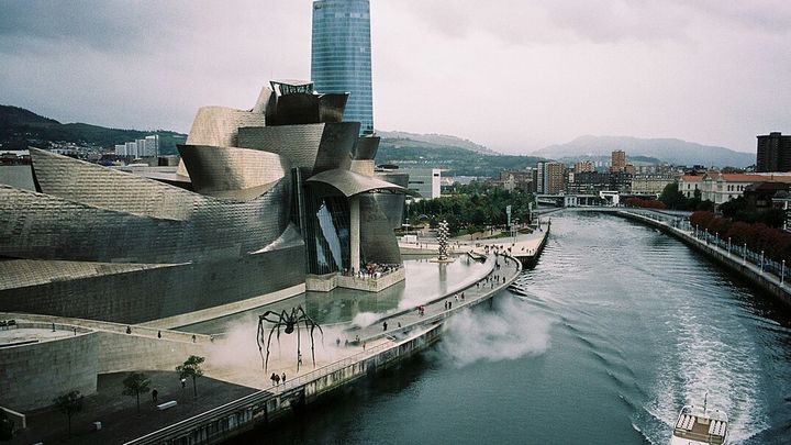 Museo Guggenheim junto al río (Bilbao) / Kennisland | Wikipedia