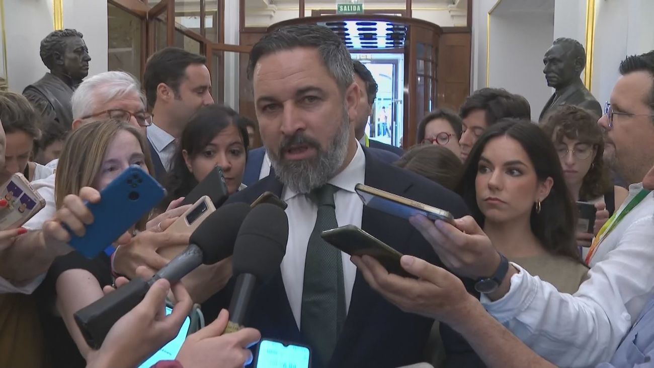 Abascal amenaza ahora los pactos con el PP en ayuntamientos si "colaboran activamente" en el reparto de menas