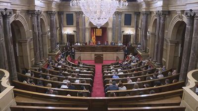El Parlamento catalán aprueba que Puigdemont pueda votar telemáticamente
