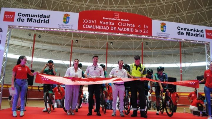 El alcalde de Valdemorillo, la concejala de Deportes, el presidente de la Federación Madrileña de Ciclismo y el responsable de Emergencias de la Comunidad de Madrid en el protocolario corte de cinta en la primera etapa de la Vuelta Ciclista a Madrid que salía de Valdemorillo / Ayuntamiento de Valdemorillo