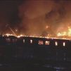 El fuego arrasa un complejo de apartamentos de cuatro pisos en Filadelfia
