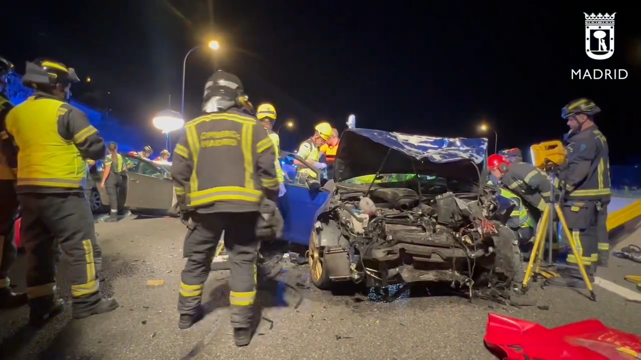 Dos heridos graves tras el choque frontal en la M-40 de dos coches, uno de ellos en sentido contrario