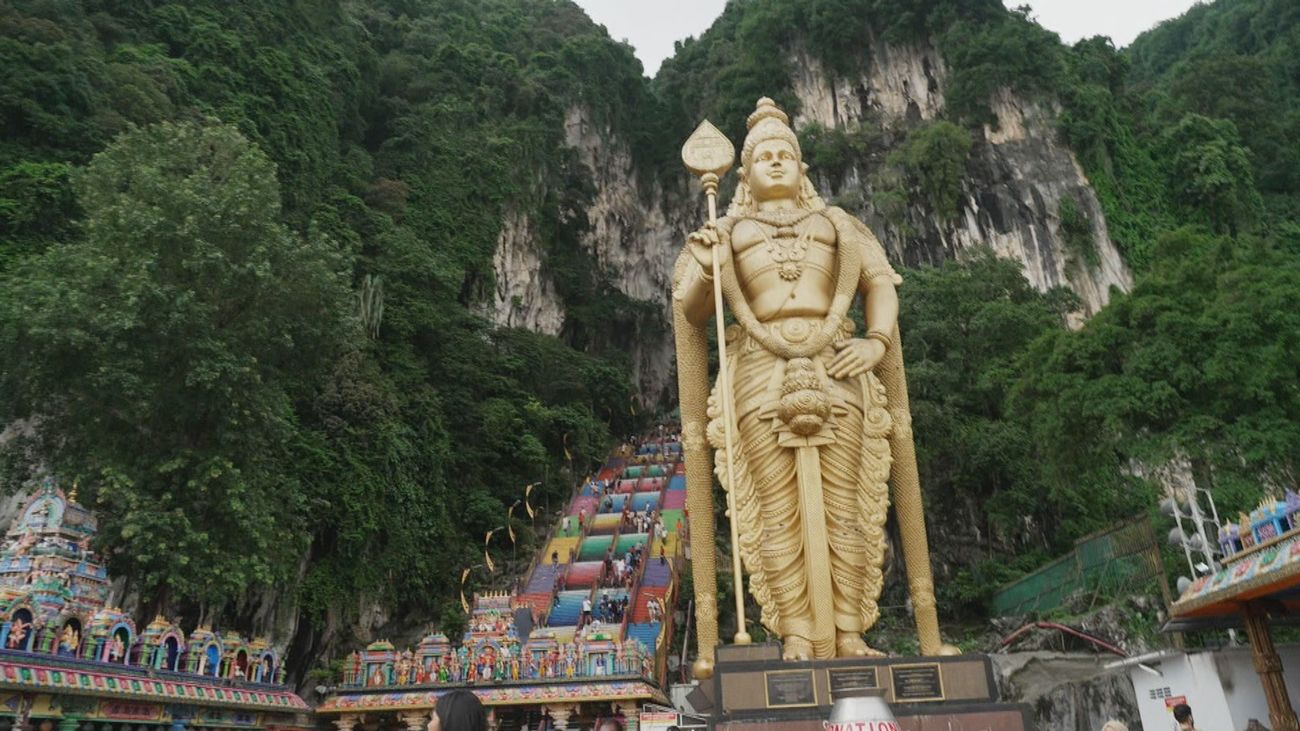 Subimos los 272 escalones de las Cuevas de Batu, formadas hace 400 millones de años