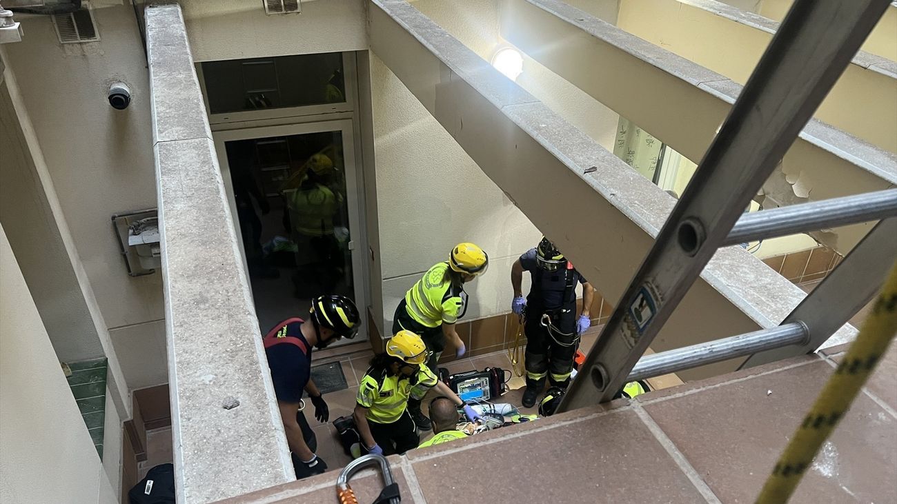 Herido un hombre tras caer a un patio interior en un edificio de la calle Atocha