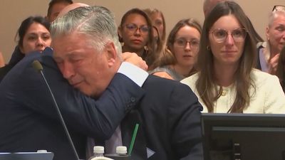 Las lágrimas del actor Alec Baldwin tras ser declarado inocente de homicidio involuntario