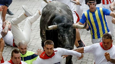 Los Miura protagonizan un peligroso último encierro de los Sanfermines