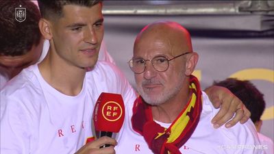 Emotivo homenaje a De la Fuente: "Has sido el primero en confiar en nosotros"