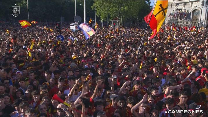 Los aficionados de La Roja en Cibeles / Telemadrid