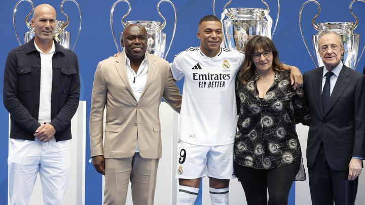 Mbappé con sus padres, Zidane y Florentino Pérez / EFE