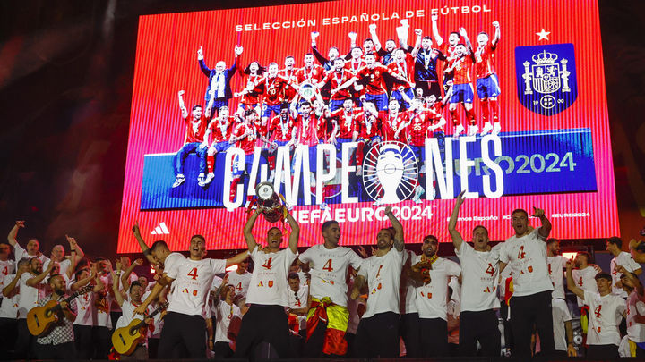 La 'Marea Roja' inunda Madrid para celebrar por todo lo alto la cuarta Eurocopa