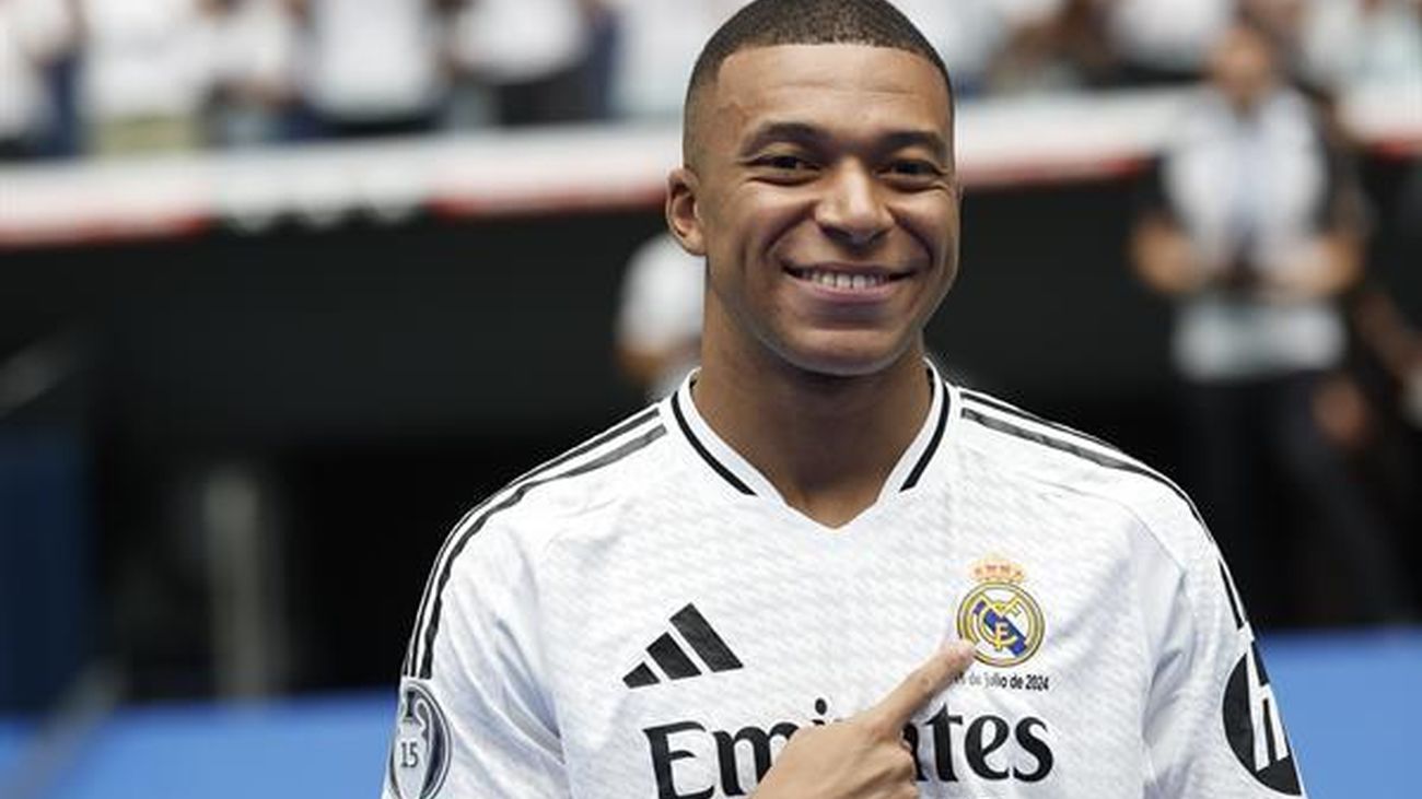 Mbappé desata la locura en su presentación: besos al escudo y un “¡Hala Madrid!”
