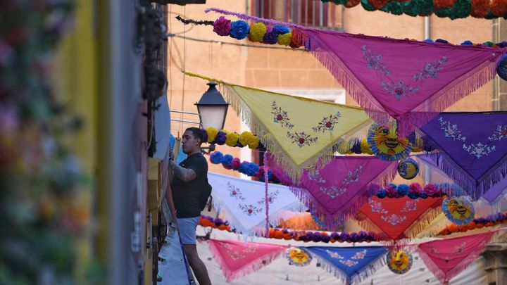 Pañuelos colocados en las calles de Lavapiés durante las fiestas / EUROPA PRESS