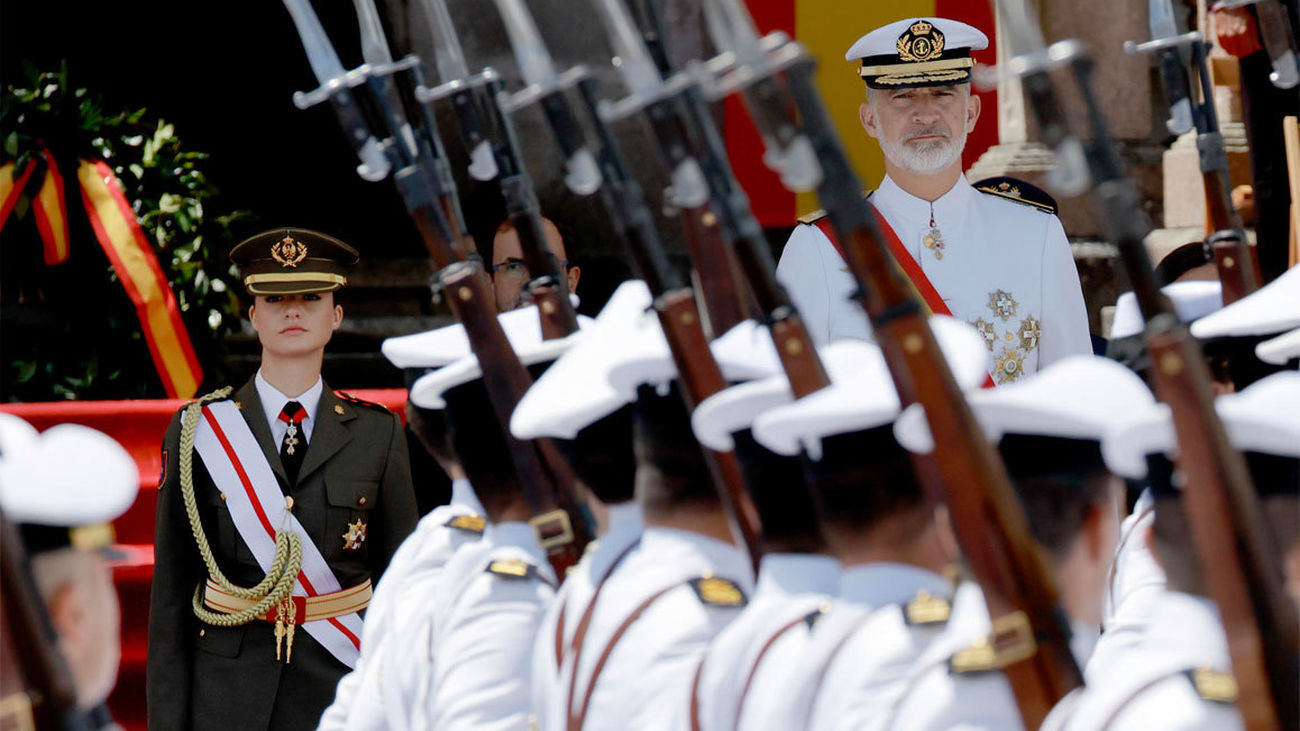 Los Reyes y la Princesa presiden la graduación de 111 alumnos en la Escuela Naval de Marín