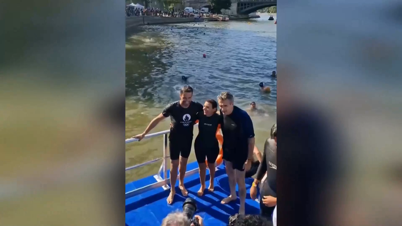 La alcaldesa de París se baña en el Sena para demostrar que está limpio