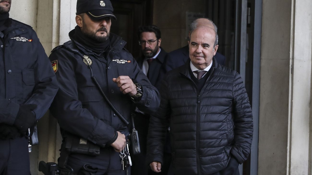 El Constitucional también ordena rebajar la condena al exconsejero Zarrías por los ERE